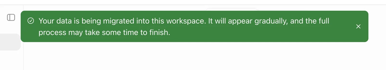画面上部の緑色のバナー。Your data is being migrated into this workspace. It will appear gradually, and the full process may take some time to finish. と表示されている
